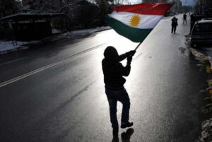 Một di dân Syria vẫy lá cờ tộc Kurd trong một cuộc tuần hành ngày 8. 1. 2012 chống lại chế độ của tổng thống Bashar al-Assad. (Ảnh: AFP – Nikolay Doychinov)