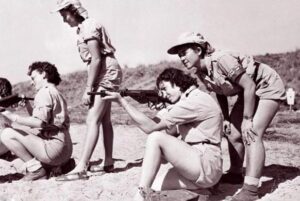 Các thành viên nữ của tổ chức Haganah đang tập bắn, Israel, tháng Tám, 1948. Ngay từ khi nhà nước Israel chưa được thành lập, phụ nữ Do Thái đã đóng một vai trò trong quân đội, cả trong Quân đội Phụ trợ Địa phương (Auxiliary Territorial Service) của Anh quốc, lẫn trong Haganah – tổ chức bán vũ trang Do Thái trong thời kỳ thuộc Anh. Tổ chức này về sau trở thành hạt nhân của Lực lượng Kháng chiến Israel (Israel Defense Forces – IDF).