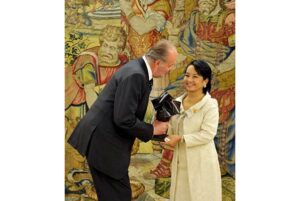 Cựu tổng thống Philippines Gloria Macapagal Arroyo nhận giải “Don Quijote de la Mancha” từ Vua Tây Ban Nha Juan Carlos of Spain tại điện Zarzuela, Madrid hồi 15. 4. 2010. Ảnh từ trang này