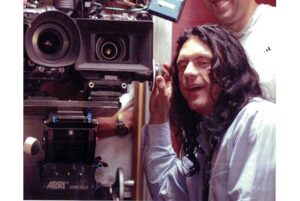 Biên kịch/đạo diễn/diễn viên chính Tommy Wiseau. Đây cho ta thấy máy quay khủng sinh đôi, một máy phim nhựa và một video. Ảnh từ trang này