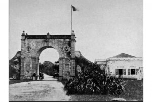 Portas do Cerco hay Củng Bắc ở biên giớ Macau vào ngày trước, ảnh ở đây