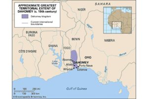 Vương quốc Dahomey vào lúc lớn nhất với thủ đô Abomey, bên cạnh là Cotonou – một thành phố thuộc tiểu quốc Porto Novo dưới bảo hộ của Pháp. Năm 1889, Porto Novo đánh nhau với Dahomeym. Thái tử Porto Novo dẫn 5000 quân và chết trận. Hình ở trang này