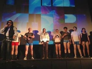 Tommy Wiseau giới thiệu các mẫu quần lót của công ty mình thiết kế. Ảnh từ trang này