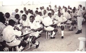 Quân thuộc địa Portugal đang dùng bữa tại Macau năm 1959. Không thấy họ ăn mì nước trứ danh Hoàng Chi Kí nhưng ngược lại để lại cho Macau món gà nướng Phi châu. Ảnh ở đây