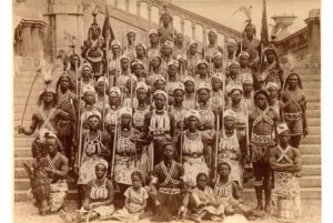Chủ đề nữ binh Dahomey rất đắt khách năm 1891 ngay trước chiến tranh Pháp-Dahomey và có người mộ cả một toán châu Phi sang Âu châu lưu diễn nhưng tuy châu Phi thật nhưng là nữ binh giả. Cô gái ở trung tâm hình đeo đai 3 bông là lon “đại úy” và trên nón của mọi người có phù hiệu cá sấu trước nhà Lacoste tuy không có ai mang logo Louis Vuitton. Ảnh từ trang này