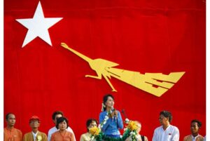 Bà Aung San Suu Kyi nói chuyện với các cử tri tại cuộc vận động tranh cử của bà tại Kawhmu. Hình từ trang này
