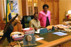 Pascaline Mferri Bongo Ondimba và bố, ảnh chụp 2005 của Thierry Esch/Paris Match via Getty Images, từ trang này