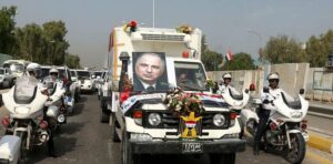 Đội quân danh dự đi theo chiếc xe mang quan tài của Ahmad Chalabi đi trên đường phố Baghdad, Iraq, 4. 11. 2015. Chalabi, thọ 71 tuổi, là tác nhân chính phía sau việc Mỹ đưa quân vào Iraq hồi 2003. Ảnh: EPA/MOHAMED JALIL EPA