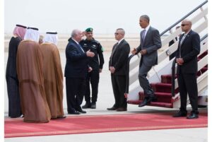 Tổng thống Barack Obama tới phi trường King Khalid tại Riyadh, Saudi Arabia, 20. 4. 2016. Đón ông là đại sứ Mỹ Ambassador Joseph W. Westphal Saudi Arabia. Ảnh: Dailymail