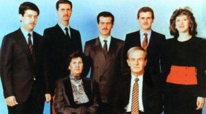 Ảnh gia đình tổng thống Syria Bashar al-Assad: Hàng đầu là cha mẹ ông: cố tổng thống Hafez Assad và phu nhân Anisa. Hàng hai, từ trái sang: em út Maher, anh Ba Bashar, anh Hai Bassel, anh rể Majd và chị gái Bushra.