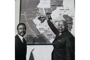 Leon Mba (người cao) và chánh văn phòng Omar Bongo. Ảnh từ đây