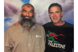 Miko Peled (áo đen) thăm Mufid Abdulqader ở nhà tù liên bang. Sinh năm 1960, Mufid Abdulqader là em cùng cha khác mẹ với thủ lĩnh tối cao của Hamas, Khaled Mashal. Hình từ trang này