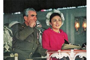 Vợ chồng vua Shah Iran tại lễ hội Persepolis 1971. Lễ hội này tốn kém 100 triệu USD vào thời đó. Ảnh từ trang này