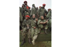 Lính Congo theo Rwanda đợi chuyển quân ở Goma. Hình từ trang này