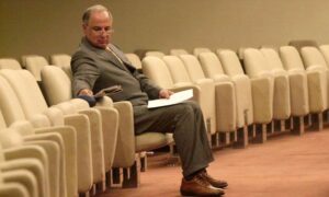 Ahmed Chalabi, khi đó là lãnh đạo đảng National Congress, ngồi chờ một cuộc họp cho một khởi đầu mới ở Baghdad vào tháng Chín 2004. Ảnh: Reuters