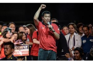 Rodrigo Duterte khi còn là thị trưởng Davao đi vận động tranh cử, với đội ngũ ủng hộ viên rất nhiều phụ nữ. Ảnh: Mohd Rasfan/Getty