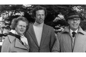 Mark Thatcher với bố mẹ ở Mỹ năm 1982. Ông được mẹ ông mời đi làm ăn nơi khác ngoài Anh quốc để khbaf khỏi bị lụy tai tiếng tuy nhiên khi ông bị bắt tại Nam Phi thì mẹ đóng tiền thế chân cho tại ngoại hầu tra. Ảnh ở đây
