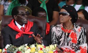 Tổng thống Zimbabwe Robert Mugabe mừng sinh nhật lần thứ 91 với vợ là Grace hồi tháng 2. 2015. Hình từ trang này