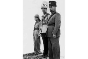 Lễ tấn phong của vua Abdullah đệ I ở Amman. Từ phải sang: vua Abdullah, Emir ‘Abd al-Ilah (Nhiếp chính vương của quốc vương Iraq), Emir Naif (con út vua Abdullah), ngày 25. 5. 1946. Hình của Matson Photo