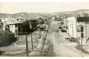Nogales trong thập niên 1920, sau trận đánh song thành và đã có bức tường ngăn chia. Ảnh ở đây