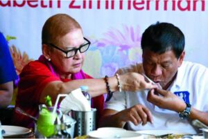 Rodrigo Duterte với bà vợ cũ Elizabeth Zimmerman-Duterte vào sinh nhật lần 68 của bà hồi tháng Tư 2016. Bà cũng tham gia chiến dịch vận động tranh cử cho ông. Ảnh từ trang này